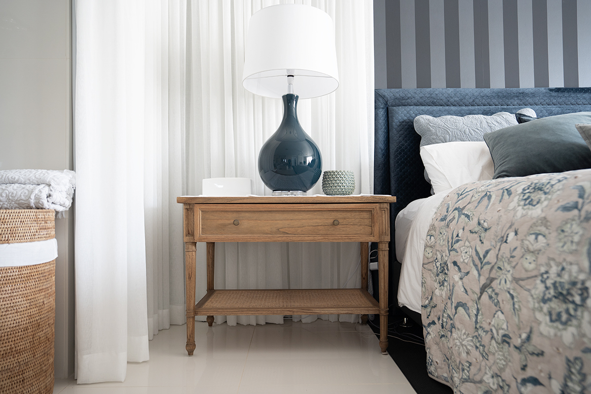 Hamilton Nightstand / Bedside Weathered Oak, W 91cm x D 51cm x H 66cm - Image 5