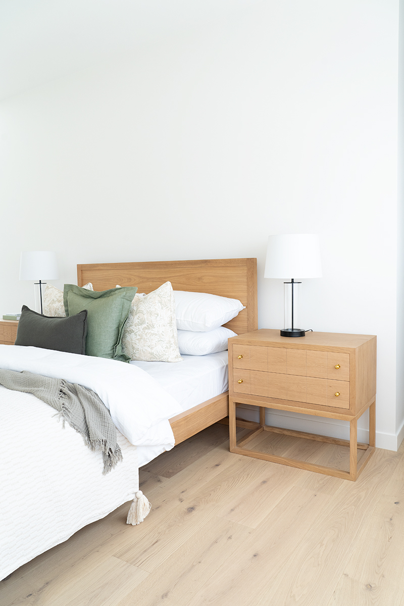 Clovelly Bed Queen Size American Oak, 165cm Wide x 217cm Long x 122cm High - Image 11