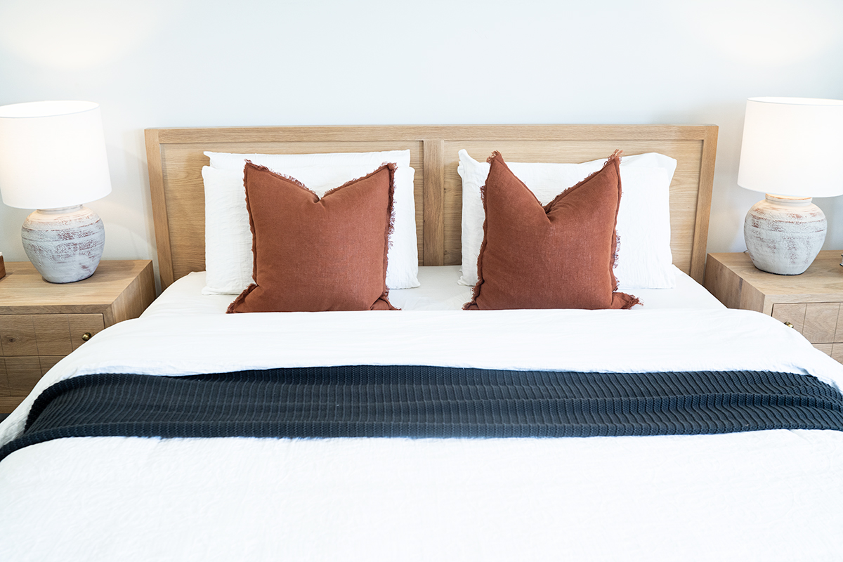 Clovelly Bed King Size American Oak, 195cm Wide x 217cm Long x 112cm High - Image 9