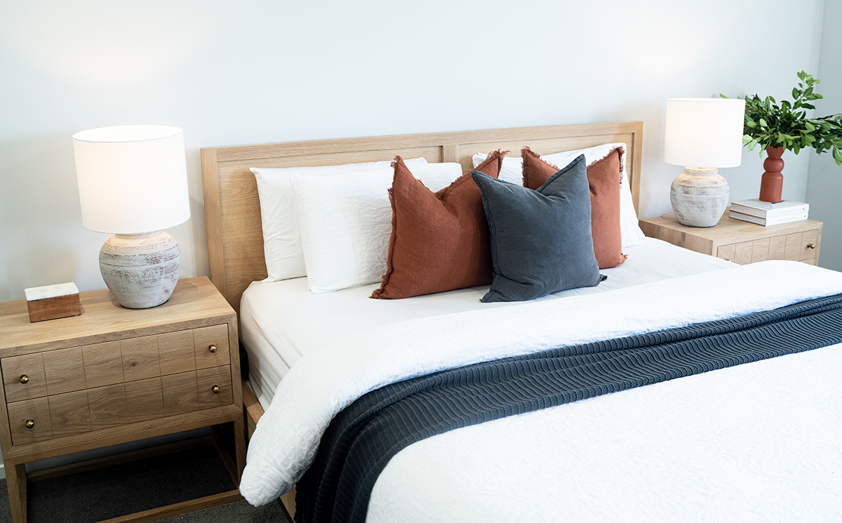 Clovelly Bed King Size American Oak, 195cm Wide x 217cm Long x 112cm High - Image 10