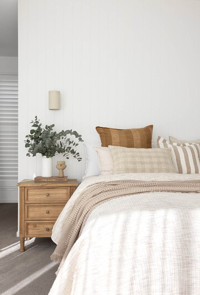 Hamilton Bedside Table 3 Drawer Weathered Oak, Width 57cm × Depth 45cm × Height 67cm - Image 10