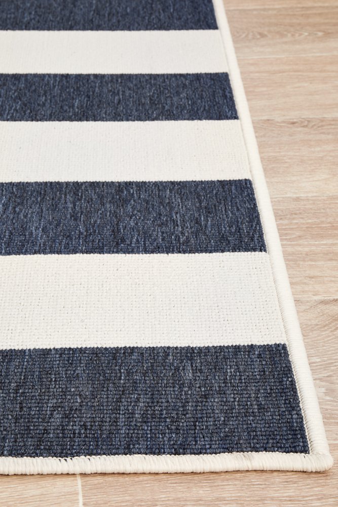 "Seaside" Hamptons Style Outdoor/Indoor Rug, Navy & White - Image 5