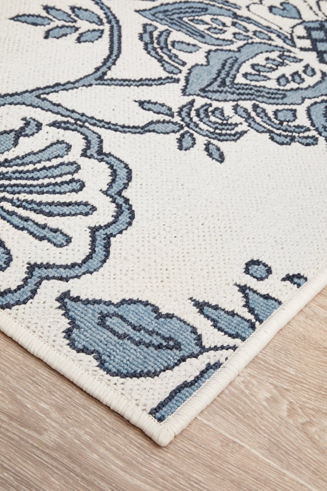 "Seaside" Hamptons Style Outdoor/Indoor Rug, White & Navy - Image 4