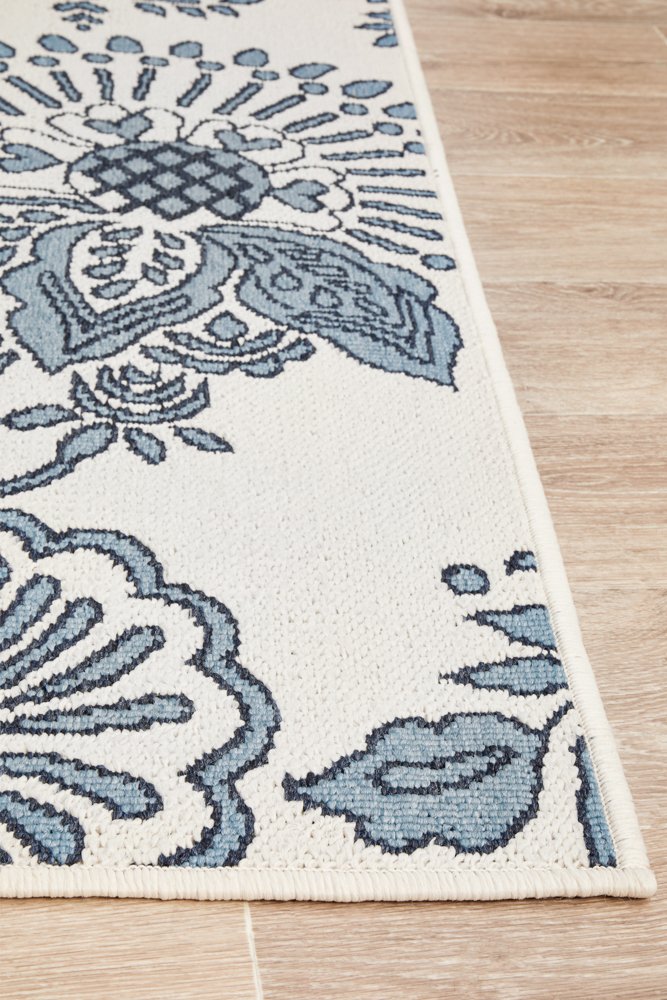 "Seaside" Hamptons Style Outdoor/Indoor Rug, White & Navy - Image 3