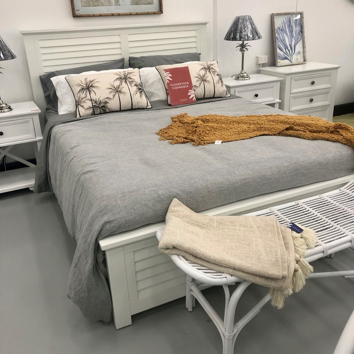 FLOORSTOCK CLEARANCE SALE "Whitehaven" Hamptons Style Timber Plantation Queen Bed White INCLUDES FREE QUEEN SIZE MATTRESS, 215cmL x 167cmD x 120cmH (RRP $1999) - Image 3